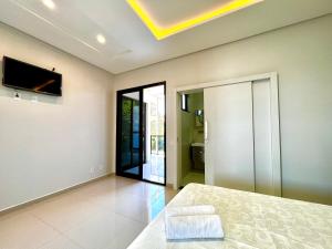 una camera con letto e TV sul soffitto di Casa ao lado Hospital Costa e Paraguai a Foz do Iguaçu