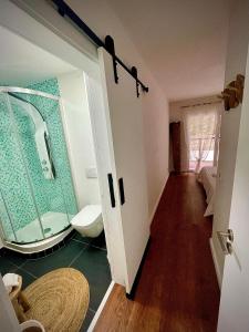 Un baño con ducha de cristal y un inodoro. en Zambujeira Terrace, en Zambujeira do Mar 14 fotos más