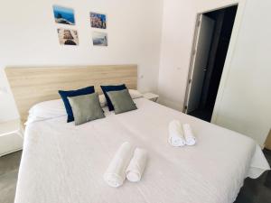 sypialnia z białym łóżkiem i ręcznikami w obiekcie TresBé 1 w mieście Torremolinos