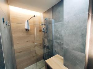 W łazience znajduje się prysznic ze szklanymi drzwiami. w obiekcie TresBé 1 w mieście Torremolinos