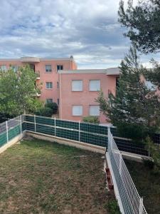 Budova, v ktorej sa apartmán nachádza