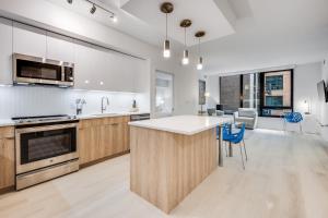 una cocina abierta con una isla en el medio en Global Luxury Suites at Capitol Hill, en Washington