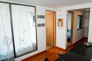 um quarto com uma grande janela de vidro e uma porta em Acogedor Apartamento La Candelaria 2 Habitaciones EC52 em Bogotá