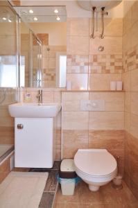 y baño con aseo y lavamanos. en Rooms Palma, en Split