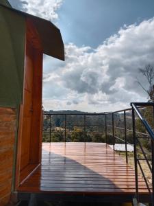Rõdu või terrass majutusasutuses Glamping San Sebastian