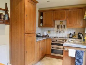 A kitchen or kitchenette at Camomile Cottage 