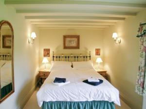 A bed or beds in a room at Camomile Cottage 