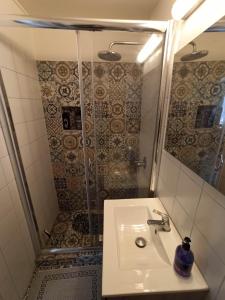 y baño con lavabo y ducha. en Avli Townhouse en Panormos Skopelos