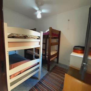 een kamer met 2 stapelbedden in een kamer bij APTO - 2 quartos com ar condicionado in Campo Grande