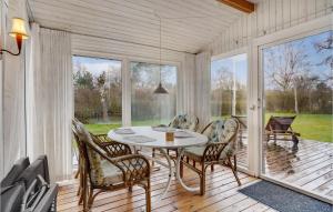un porche cubierto con mesa y sillas en Lovely Home In Slagelse With Kitchen, en Slagelse