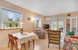 sala de estar con mesa, sillas y sofá en Lovely Home In Slagelse With Kitchen, en Slagelse