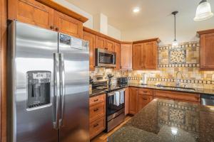 Kuchyň nebo kuchyňský kout v ubytování Coyote Ridge Condo + 42 fotografií