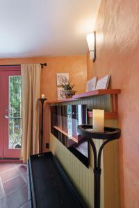 um quarto com uma estante de livros com livros sobre ele em Salt Spring Carriage House B&B em Ganges