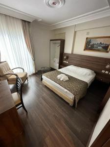 Habitación de hotel con cama y silla en Paperon Hotel, en Limonlu