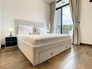 Een bed of bedden in een kamer bij Key View - Casa Flores Villa