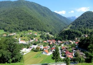 ein kleines Dorf in einem Tal mit Bergen in der Unterkunft Apartma David in Most na Soči