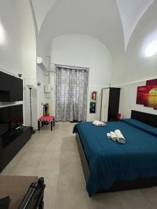 カターニアにあるLa Maison di Angelaのベッドルーム1室(ブルーベッド1台、タオル2枚付)