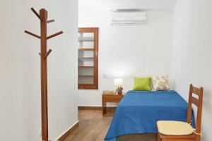 1 dormitorio con 1 cama y 1 cruz en la pared en CASONA DON LUCAS, en Tarapoto