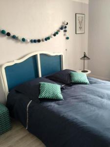 Een bed of bedden in een kamer bij Maison de 4 chambres avec jardin clos et wifi a Fresnes en Woevre