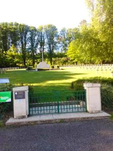 een poort in een park met een begraafplaats bij Maison de 4 chambres avec jardin clos et wifi a Fresnes en Woevre in Fresnes-en-Woëvre