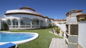 a house with a swimming pool in the yard at Villa Oasis Costa Dorada in Miami Platja