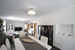 a dining room and living room with a table and chairs at Villa Oasis Costa Dorada in Miami Platja