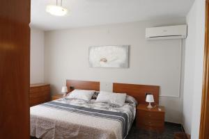 a bedroom with a bed with two pillows on it at Villa Oasis Costa Dorada in Miami Platja +43 photos