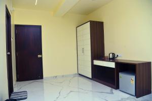 Zimmer mit einer Küche mit einer Theke und einer Tür in der Unterkunft Hotel Royal Inn in Mudhol