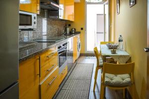 Kuchyň nebo kuchyňský kout v ubytování Puertito Attic Apartment