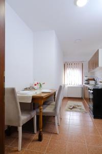 - une table à manger et des chaises dans la cuisine dans l'établissement The Cosmic Gate Apartments, à Visoko
