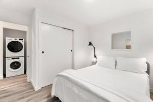 um quarto branco com uma cama e uma máquina de lavar roupa em Beacon Hill Retro - Central Location. em Seattle