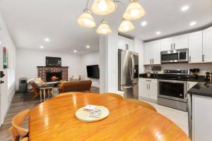uma cozinha com uma mesa de madeira e uma cozinha com uma sala de jantar em Beacon Hill Retro - Central Location. em Seattle