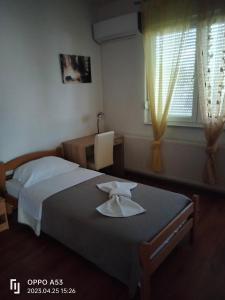 a bedroom with a large bed and a window at Apartman Nikolic,Banja Vrucica,Teslic in Teslić
