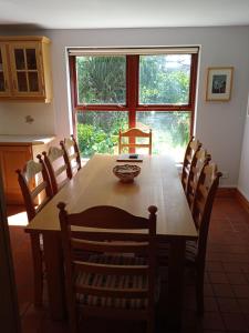 comedor con mesa, sillas y ventana en Ballycastle Glenview House 4 bedrooms in the Glens of Antrim en Ballycastle