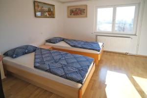 Voodi või voodid majutusasutuse SOSTANJ VELENJE RAVNE SOBE ROOMS Vrtacnik d o o toas