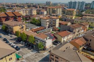 una vista aérea de una ciudad con edificios y coches en Affittacamere Borgo Roma, en Verona