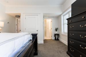 Кровать или кровати в номере Roanoke at Oak Street Mansion