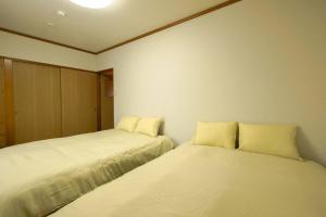 Tempat tidur dalam kamar di Stay In Miyashita