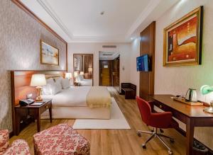Pokój hotelowy z łóżkiem i biurkiem w obiekcie Wellborn Luxury Hotel w mieście Kocaeli