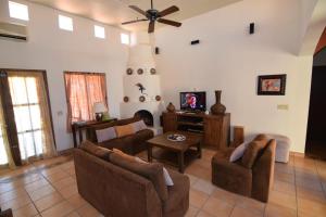 Μια τηλεόραση ή/και κέντρο ψυχαγωγίας στο El Dorado Ranch Rental Home With In Home WiFi