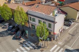 an overhead view of a building with cars parked in front at Affittacamere Borgo Roma in Verona