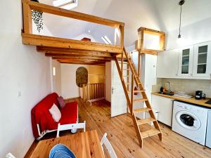 een tiny house met een hoogslaper in een keuken bij Lovely Loft in Setúbal