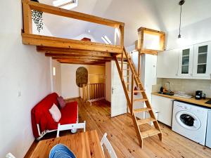 une petite maison avec une mezzanine dans une cuisine dans l'établissement Lovely Loft, à Setúbal