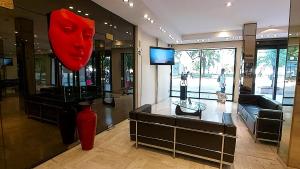un negozio con un vaso rosso esposto in una stanza di Corrientes Plaza Hotel a Corrientes