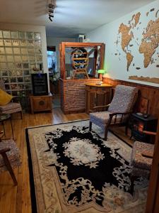 una sala de estar con un mapa del mundo en la pared en Knockaderry House en Ennis