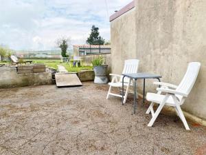 un grupo de sillas y una mesa en un patio en Le Familik- Maison- CentreVille, en Licques