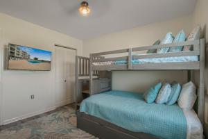 1 dormitorio con 2 literas y 1 cama azul en Jubilee Landing 110 by Vacation Homes Collection, en Orange Beach