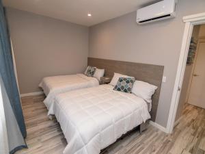 Un dormitorio con dos camas y un televisor en la pared. en New style La hacienda condo 19, en San Felipe 21 fotos más