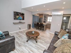 una sala de estar con un sofá y una mesa en New style La hacienda condo 19, en San Felipe