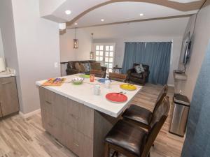una cocina con una gran isla en una habitación en New style La hacienda condo 19, en San Felipe